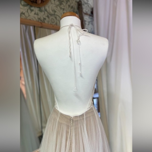 Chic Cream Lace Bridal Gown - Picture 3 of 4